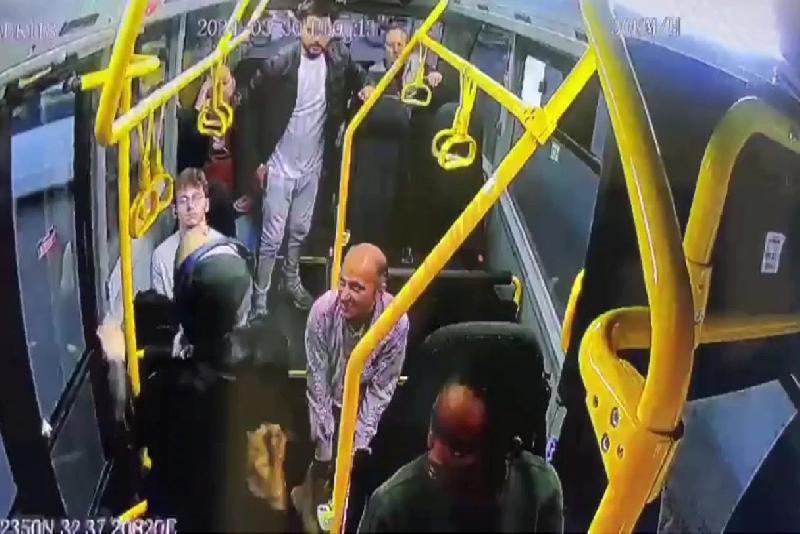 Karabük’te şehir içi minibüsünde fenalaşan yolcu, vatandaşların yardımıyla şoför tarafından