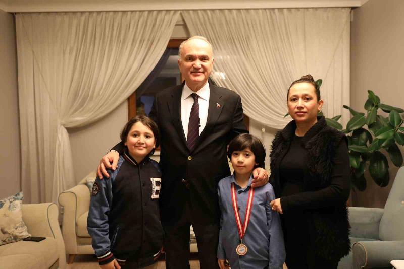 Düzce Belediye Başkanı Dr. Faruk Özlü, geçtiğimiz günlerdeki esnaf ziyaretlerinde