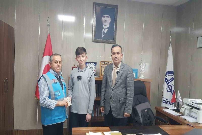 Zonguldak’ın Alaplı ilçesinde şiir yarışmasında bin liralık ödül kazanan ortaokul