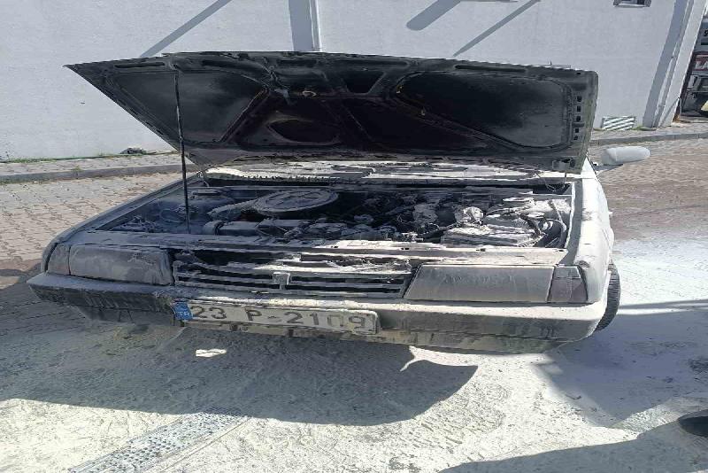 Bolu’da park halindeki otomobilde çıkan yangın, itfaiye ekipleri tarafından söndürüldü.