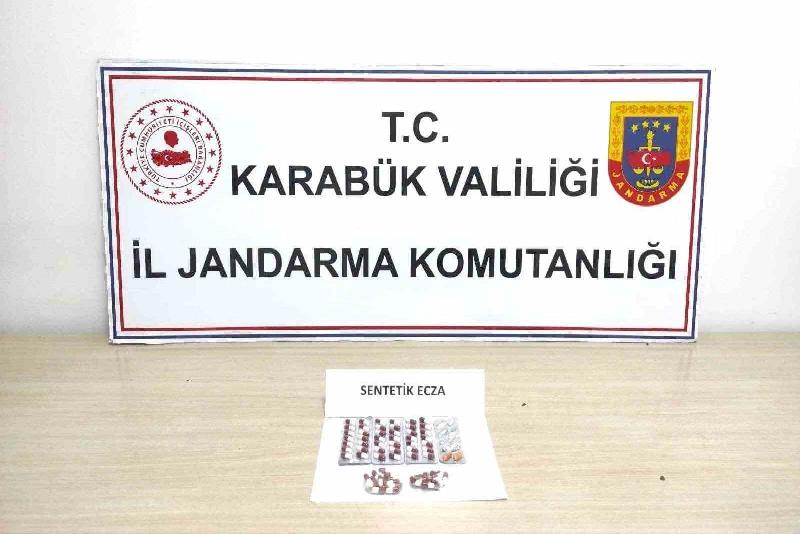 Şahısların üzerinde sentetik hap ele geçirildi Karabük’te jandarma ekipleri iki şahsın bulunduğu araçta ve şahısların üzerinde
