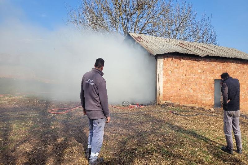 Samanlık yangını itfaiye ekiplerince söndürüldü Karabük’ün Eflani ilçesinde samanlıkta çıkan yangın itfaiye ekiplerinin müdahalesi ile