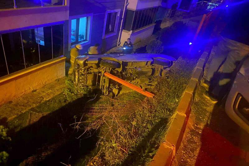 Sitenin bahçesine uçan araçtaki 3 kişi yaralandı Karabük’ün Safranbolu ilçesinde sürücüsünün kontrolünden çıkan hafif ticari aracın sitenin