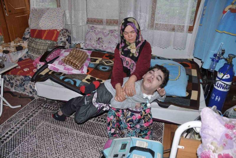 Bolu’nun Mudurnu ilçesinde 51 yaşındaki Fatma Kahraman, doğuştan engelli oğlu