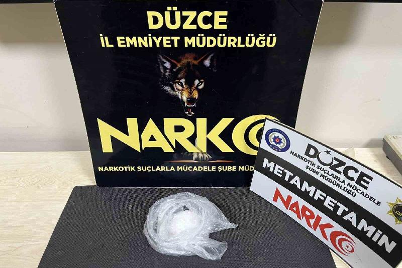 Düzce’de polis ekipleri tarafından yapılan çalışmada şüpheli şahsın aracında 55