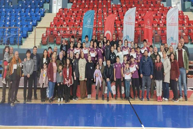 DÜZCE(İHA) – Düzce’de okul sporları yıldızlar taekwondo müsabakaları tamamlandı. Dereceye