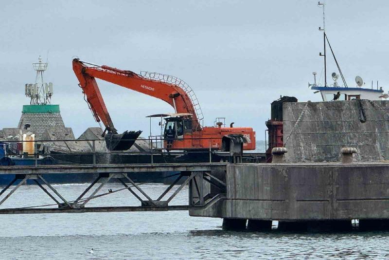 Zonguldak’ta, liman temizliği amacıyla şehre getirilen tarak gemisi, yağışlı havanın
