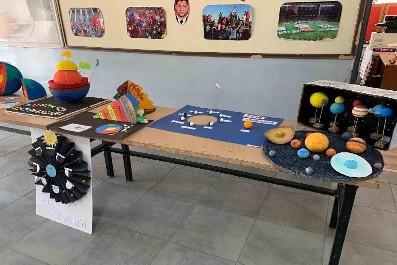 Üniversitesi öğrencilerinden Kırık İlköğretim Okuluna ders materyali desteği Düzce Üniversitesi Eğitim Fakültesi’nden Dr. Öğretim Üyesi Senem Çolak Yazıcı