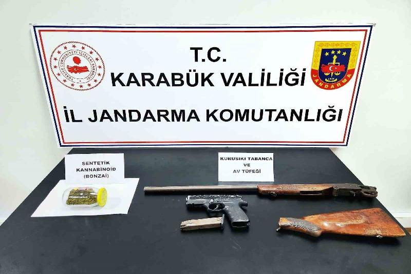 Uyuşturucu operasyonunda 2 kişi yakalandı Karabük’te jandarma ekipleri uyuşturucu ile mücadele çerçevesinde düzenlediği operasyonda 2