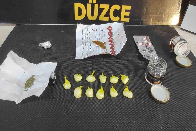Düzce’de polis ekiplerince bir şahıs üstünde yapılan aramada uyuşturucu madde