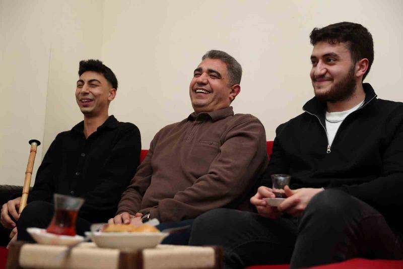 Düzce Valisi Selçuk Aslan, Düzce Üniversitesi öğrencilerinin çay davetine katıldı.