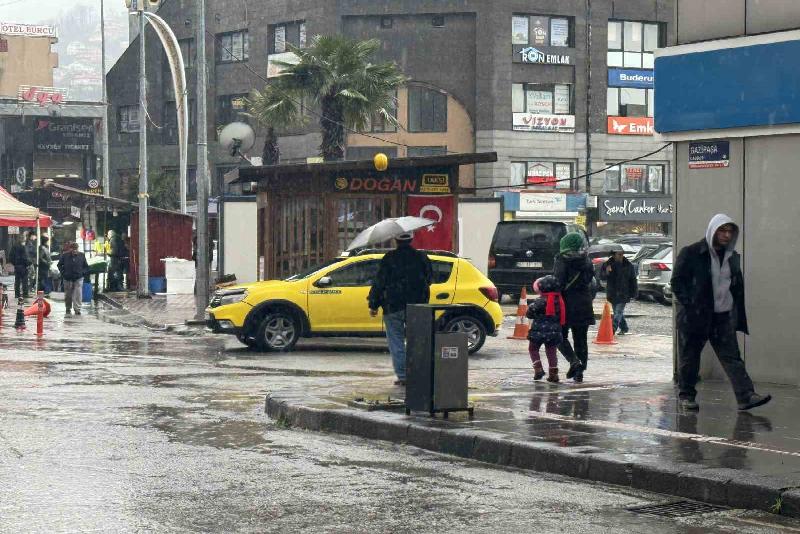 Zonguldak’ta yağışlı hava vatandaşları hazırlıksız yakaladı. Zonguldak’ta dün akşam saatlerinde