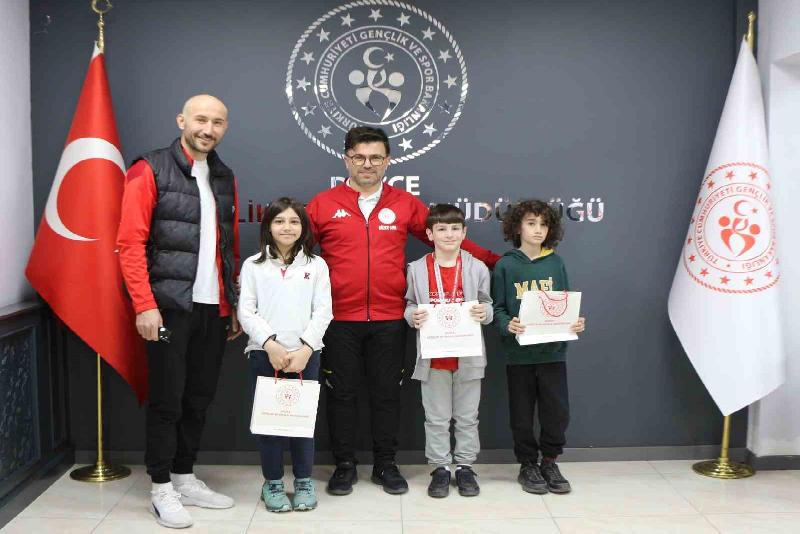 12-14 açık turnuva müsabakasına katılan Düzceli sporcular Gençlik ve Spor