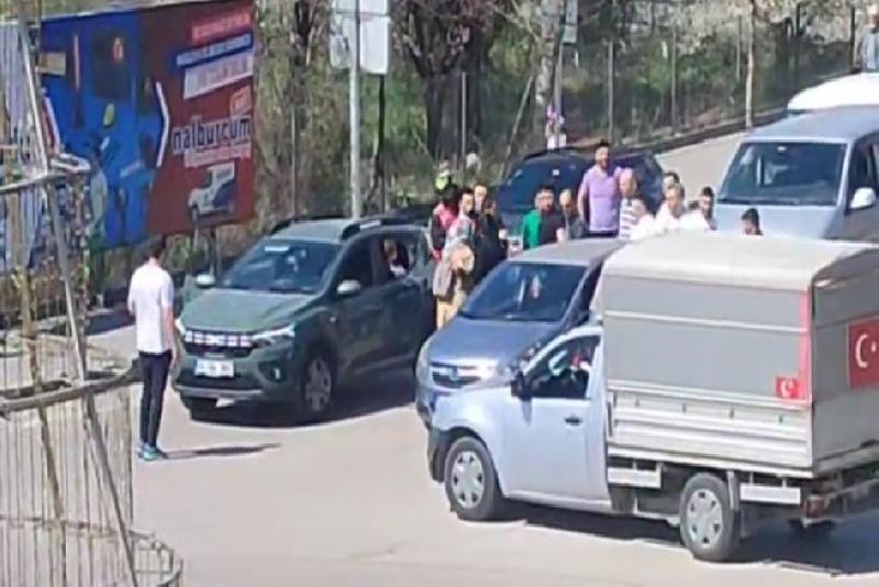 Bolu’da yol verme meselesi sebebiyle çıkan tartışmada yumruklar havada uçuştu.