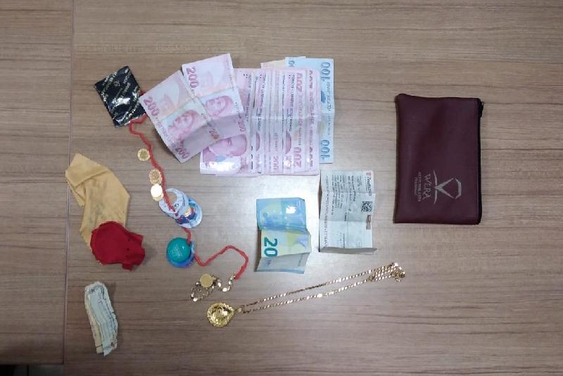 Kastamonu’nun Tosya ilçesinde bulunan para ve ziynet eşyası dolu cüzdan,