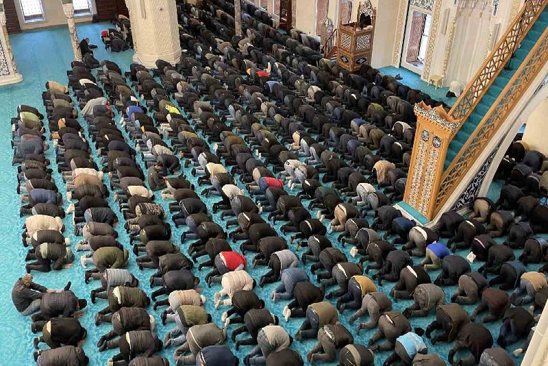 Zonguldak’ta vatandaşlar Ramazan Ayı’nın ilk Cuma namazını kılmak için Uzun