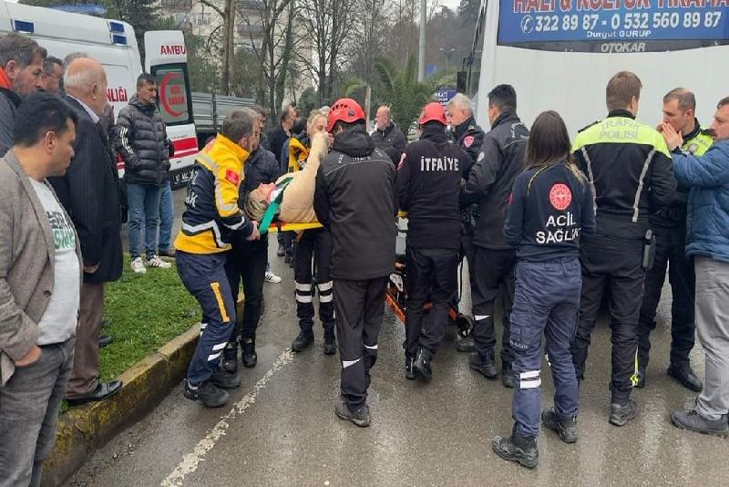 Zonguldak’ın Ereğli ilçesinde yağmur nedeniyle kayganlaşan yolda kazada motosiklet sürücüsü