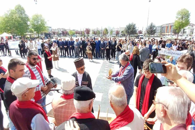 Turizm Haftası etkinlikleri kapsamında Abhaz halk dansları topluluğu gösterisi ilgi