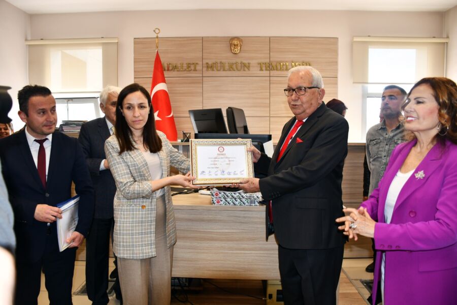 Kdz. Ereğli Belediye Başkanı Halil Posbıyık, mazbatasını alarak Belediye Başkanlığı