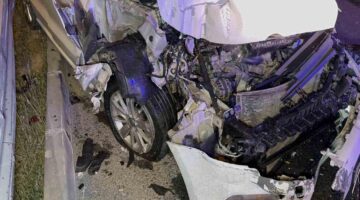 Anadolu Otoyolu’nda sahne sistemleri taşıyan pikapa otomobil çarptı: 2 yaralı