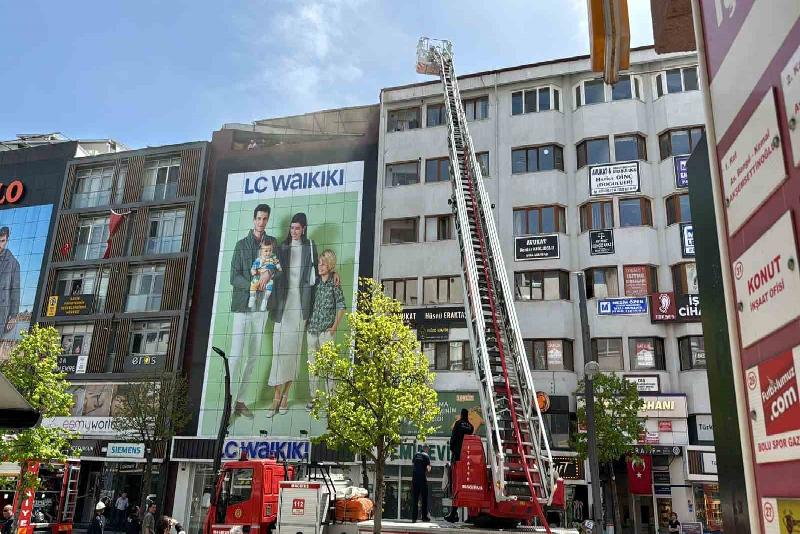 Bolu’da İzzet Baysal Caddesi üzerinde bulunan bir evde çıkan yangın