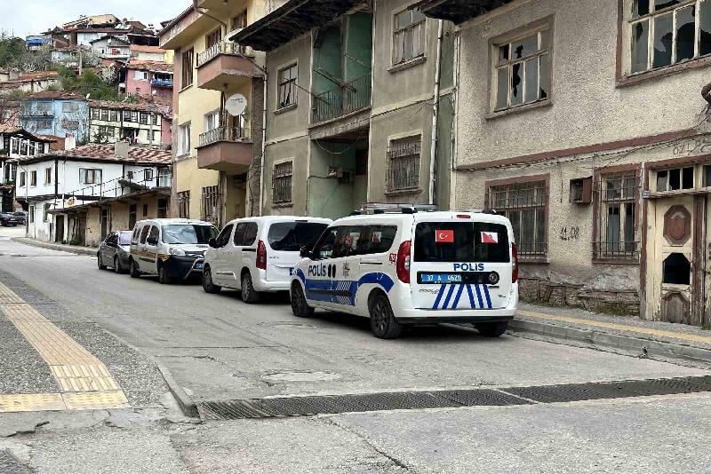 Kastamonu’da dün akşam saatlerinde aracında silahla vurulmuş halde bulunan şahıs,