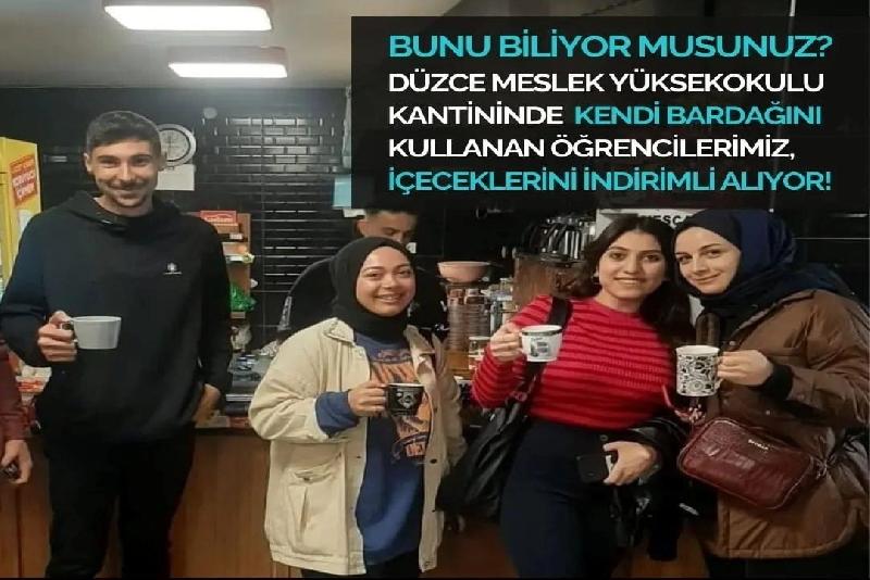 Düzce Üniversitesi öğrencileri, kendi bardak, kupa veya termosları ile sıcak