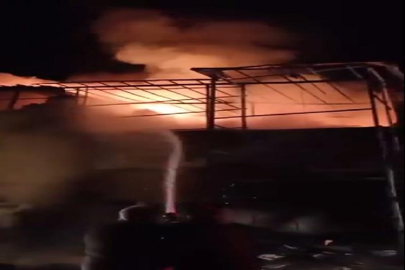 Bartın’da sabah vakti bir mobilya atölyesinde çıkan yangında 2 iş