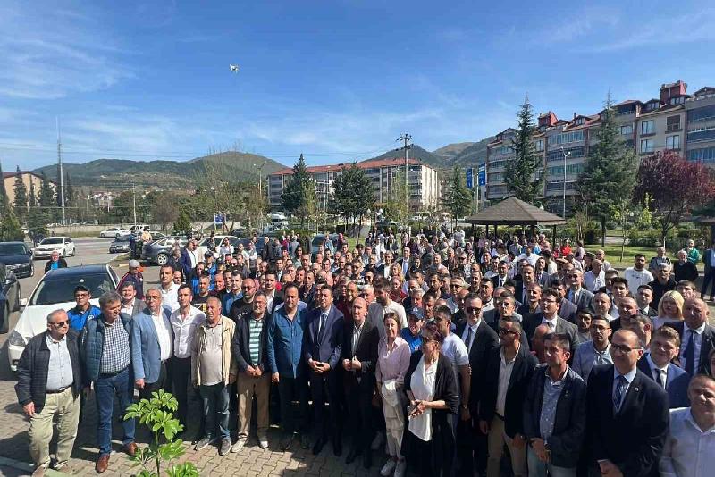 Zonguldak’ın Devrek ilçesinde seçimi kazanan AK Partili Özcan Ulupınar, eski