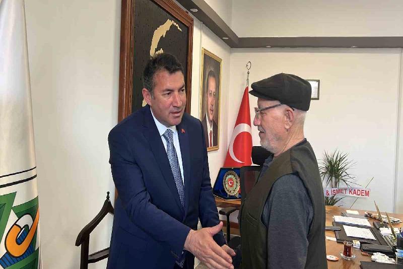 Zonguldak’ın Devrek ilçesinde bayramlaşma coşkusu yaşandı. Belediye Başkanı Özcan Ulupınar,