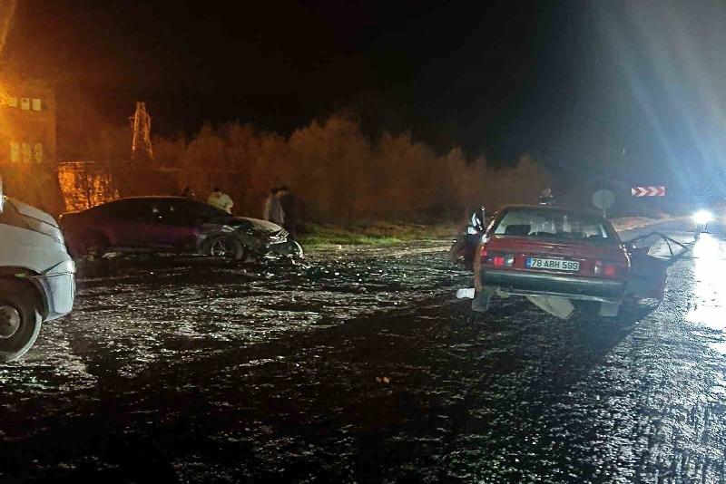 Karabük’te 2 otomobilin çarpışması sonucu 3 kişi yaralandı. Kaza, gece