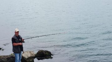 Karadeniz Ereğli’de olta balıkçılarının balık mesaisi