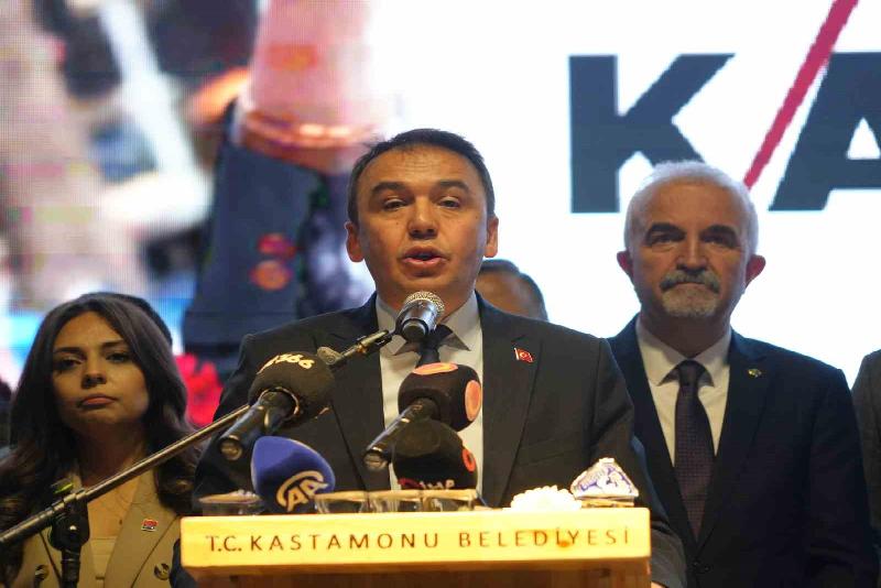 Kastamonu Belediyesi’nde devir teslim töreni gerçekleştirildi. Törende konuşan Kastamonu Belediye