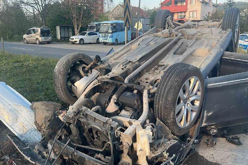 Zonguldak’ın Çaycuma ilçesinde iki otomobilin karıştığı kaza anı güvenlik kamerasına