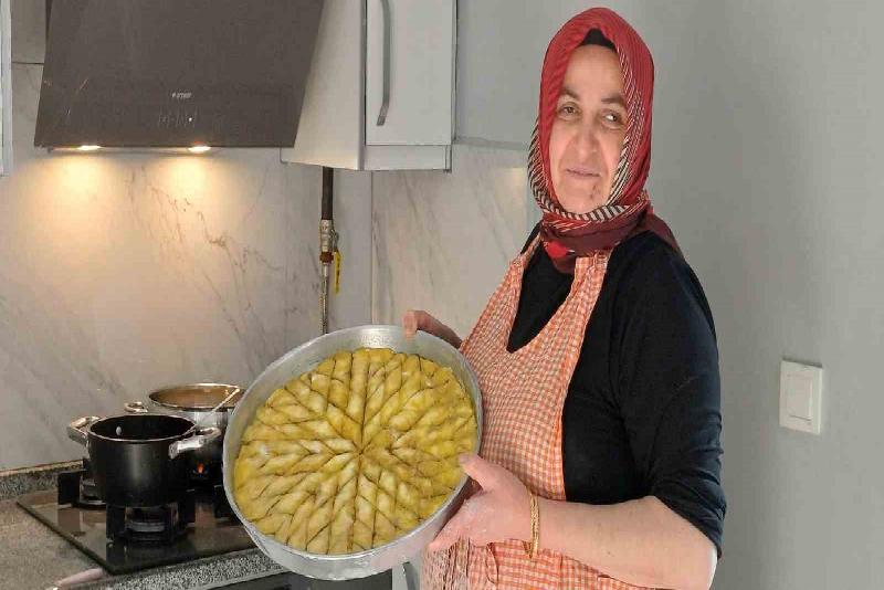 Düzce’de bayram sofralarının vazgeçilmez tatlısı baklava, ev hanımlarının ek gelir
