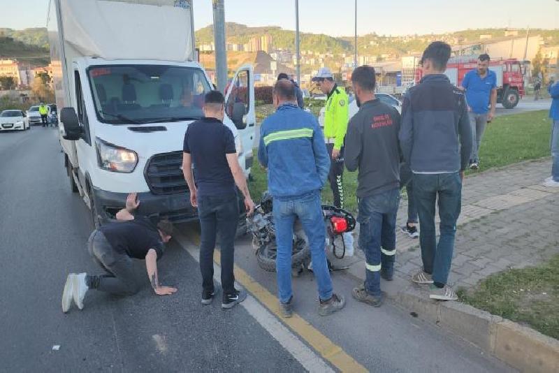 Zonguldak’ın Ereğli ilçesinde kavşakta dönmek isterken savrulan motosikletteki 2 kişi