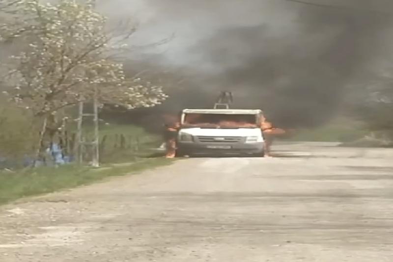 Kastamonu’nun İhsangazi ilçesinde park halindeyken alevlere teslim olan kamyonet kullanılmaz