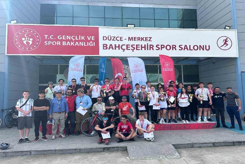 DÜZCE(İHA) – Düzce’de okul sporları küçükler, yıldızlar, gençler bisiklet müsabakalarında