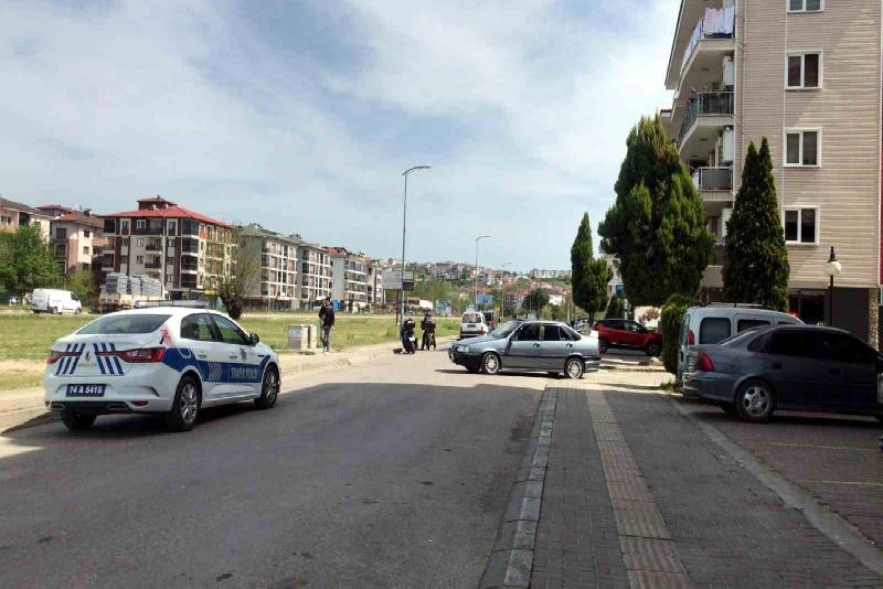 Bartın’da sipariş götüren bir moto kurye ile otomobil çarpıştı. Kazada