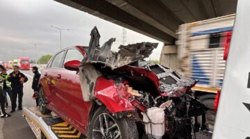 TEM’de otomobil tıra arkadan çarptı: 4 yaralı