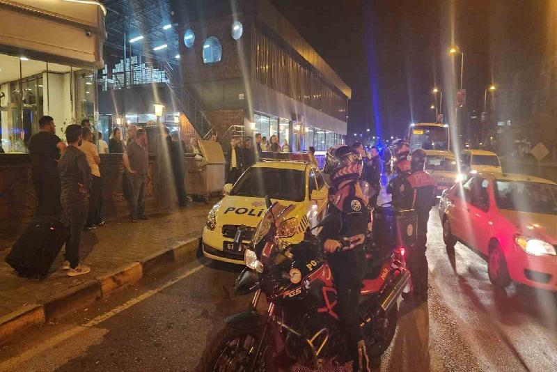 Zonguldak’ın Gülüç beldesinde Belediye Başkanı Gökhan Demirtaş ile yol kapatma