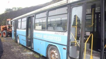 Belediyenin park halindeki otobüslerine zarar verildi