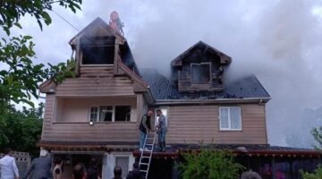 Dubleks evin çatısında çıkan yangın köylüleri seferber etti