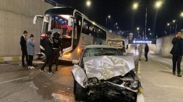 Otomobil karşı şeride geçip yolcu otobüsü ile çarpıştı: 2 yaralı