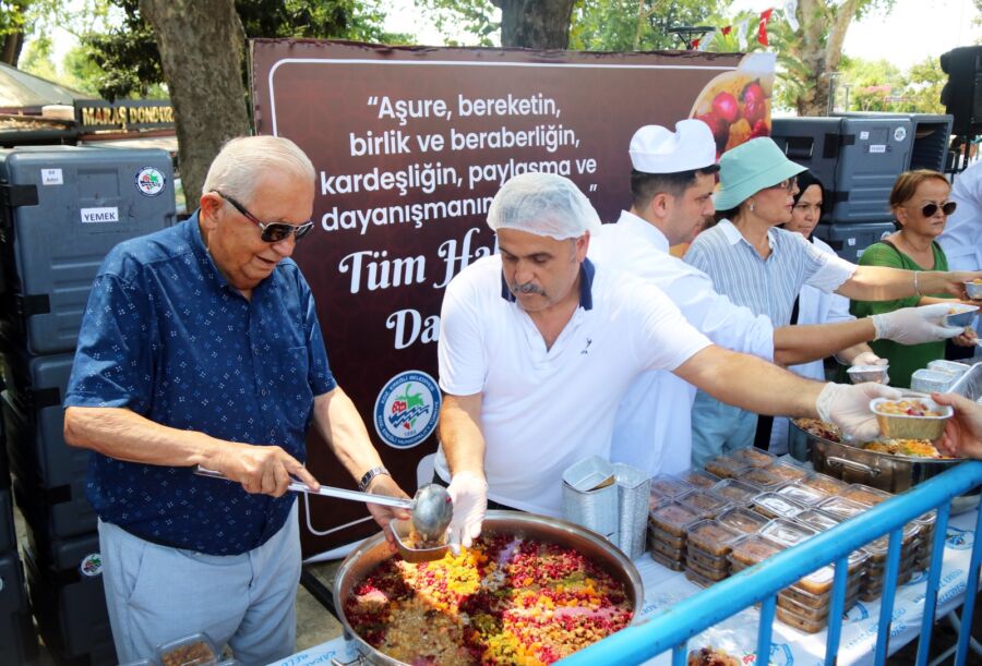 Kdz. Ereğli Belediyesi geleneksel hale getirdiği aşure dağıtımını bu yılda
