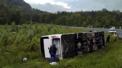 Zonguldak-Bartın seferini yapan yolcu midibüsü kontrolden çıkarak devrildi. Kazada araçta bulunan 9