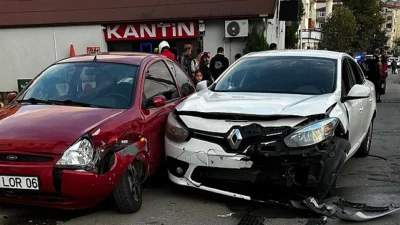 Zonguldak’ın Karadeniz Ereğli ilçesinde iki aracın kafa kafaya çarpışması sonucu