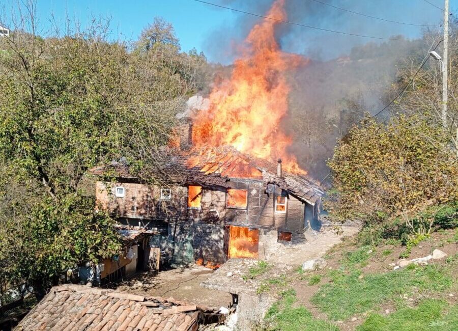 Kdz. Ereğli ilçesine bağlı Hasbeyler Köyü’nde 2 katlı ahşap ev