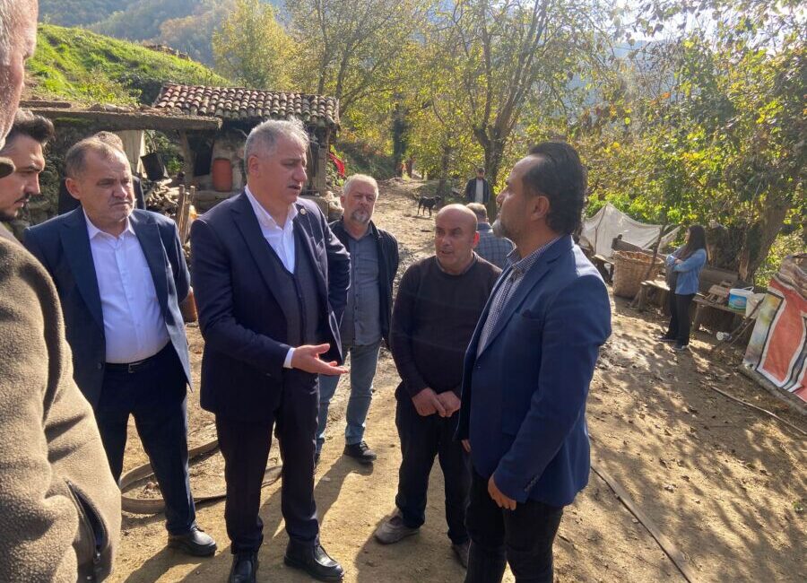 AK Parti Zonguldak Milletvekili Saffet Bozkurt beraberinde AK Parti Kdz.Ereğli