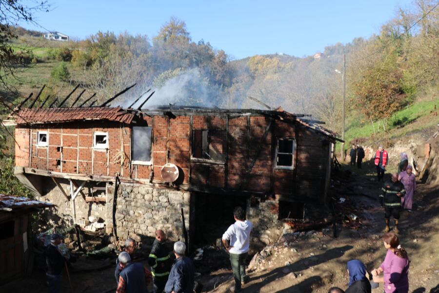 Kdz. Ereğli ilçesine bağlı Hasbeyler Köyü’nde evi yanan Ergenekon ailesi